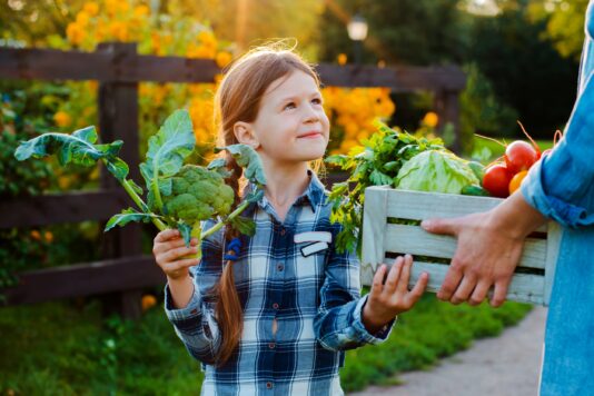 Meisje met biologisch eten